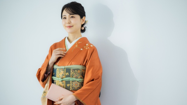 結婚式の訪問着選び：顔映りとシーンに合う色の選定 – 豊橋市で袴 