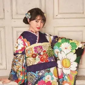 紺色の振袖をを着た女性