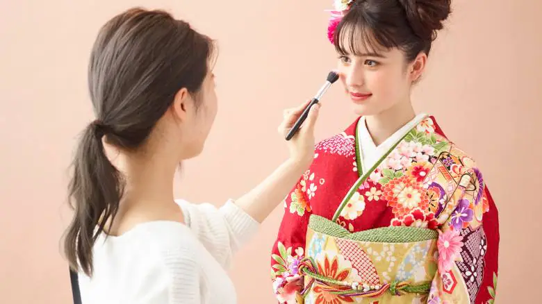 振袖着付けと美容室選びのポイント!成人式に向けた完全ガイド 9 振袖の着付け、ヘアメイク