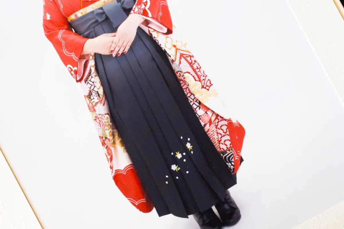 紺色の袴レンタルで理想を叶える!選び方・コーディネートの全て #袴レンタル紺色 #袴レンタル #紺色 7 卒業式の袴レンタル-ブーツ