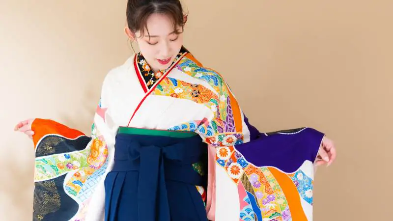 紺色の袴レンタルで理想を叶える!選び方・コーディネートの全て #袴レンタル紺色 #袴レンタル #紺色 10 紺色の卒袴式の袴レンタル