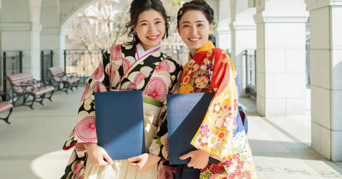 紺色の袴レンタルで理想を叶える!選び方・コーディネートの全て #袴レンタル紺色 #袴レンタル #紺色 9 紺色の卒袴式の袴レンタル
